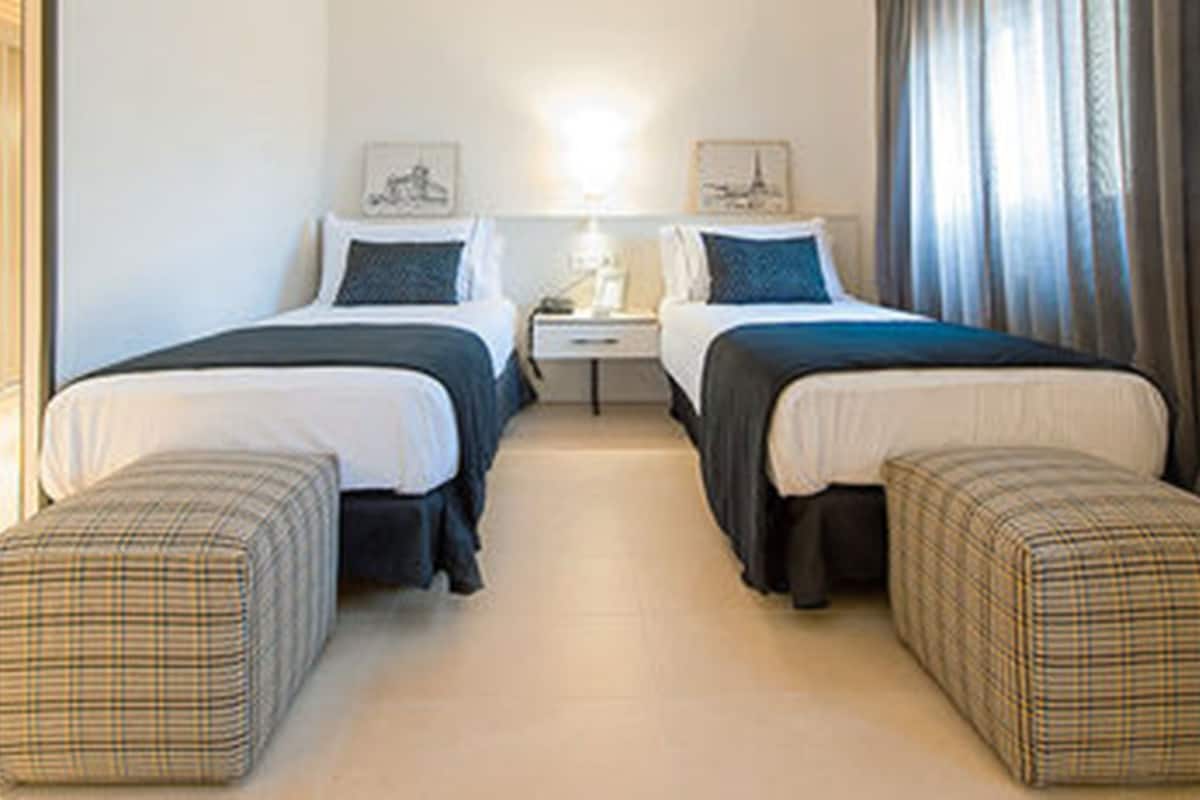 1 slaapkamer, hypoallergeen beddengoed, een bureau