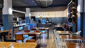 Desayuno buffet diario (EUR 14.20 por persona)