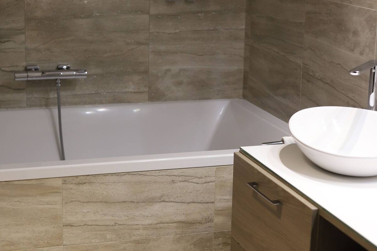 junior suite | bathroom | free toiletries, hair dryer, towels, soap
