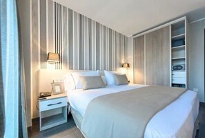 Superior Double Room | Hypo-allergenic bedding, desk, blackout curtains, soundproofing - New Hotel Colón (Mataro)