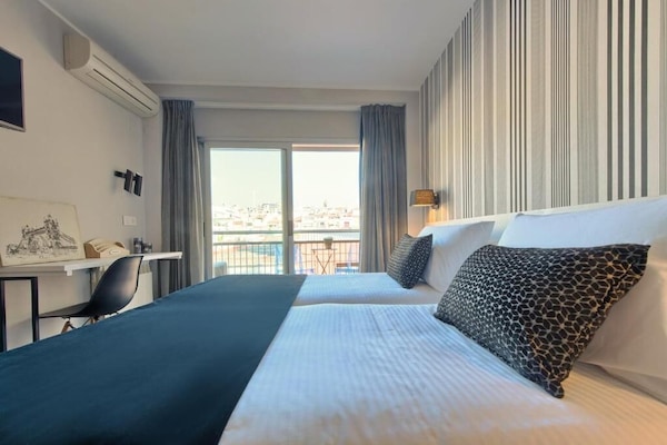 Habitació amb dos llits individuals superior | Roba de llit hipoal·lergògena, escriptori i cortines opaques