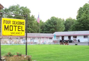 Exterior - Four Seasons Motel (Catskill)
