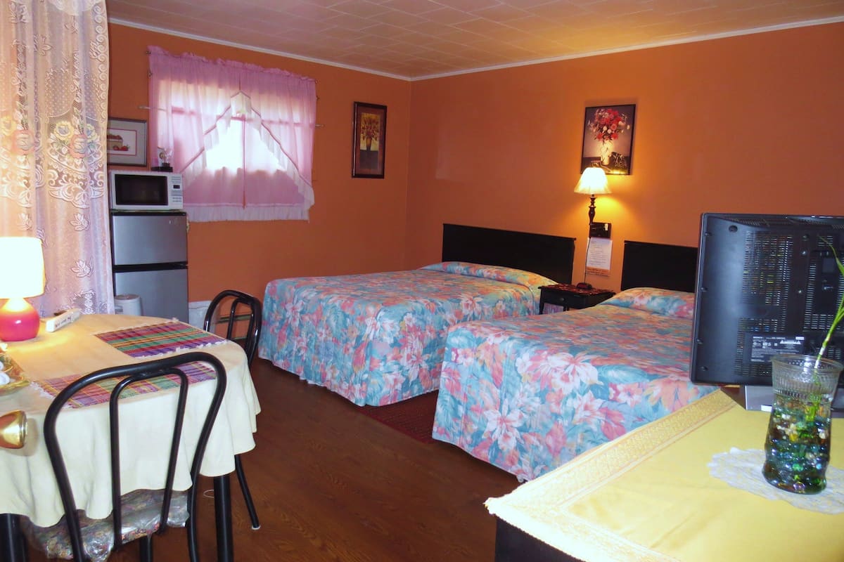 Habitación estándar, 2 camas matrimoniales, para no fumadores | Escritorio, tabla de planchar con plancha y wifi gratis
