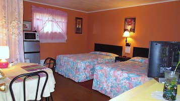 Escritorio, tabla de planchar con plancha y wifi gratis