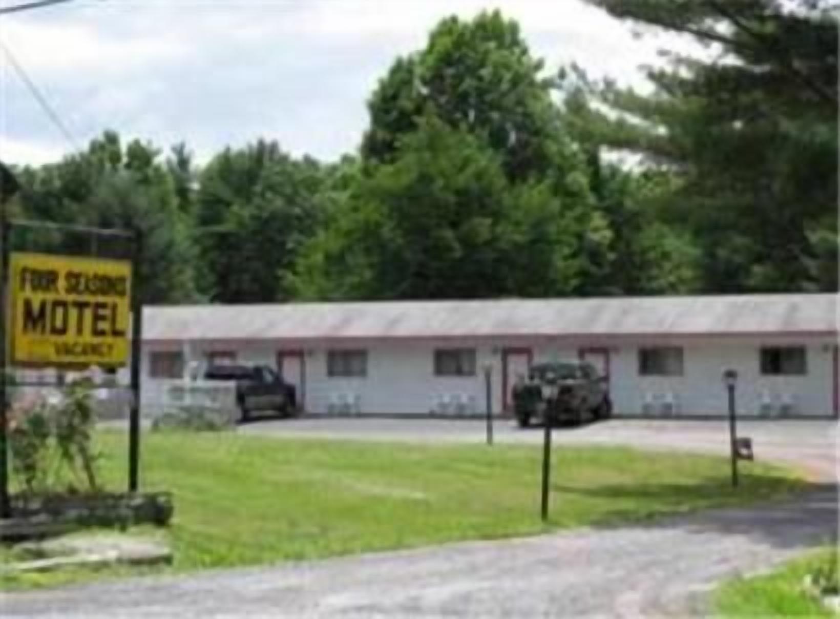 A motel with a sign indicating a vacancy.