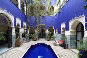 2 piscinas al aire libre, sombrillas, sillones reclinables de piscina