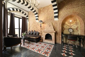 Superior Suite (Aswan) | Living area | Fireplace, books - Riad Bindoo (Marrakech)
