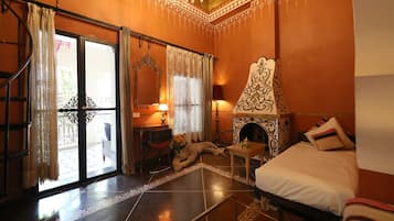 Superior Suite (Benares) | Living area | Fireplace, books