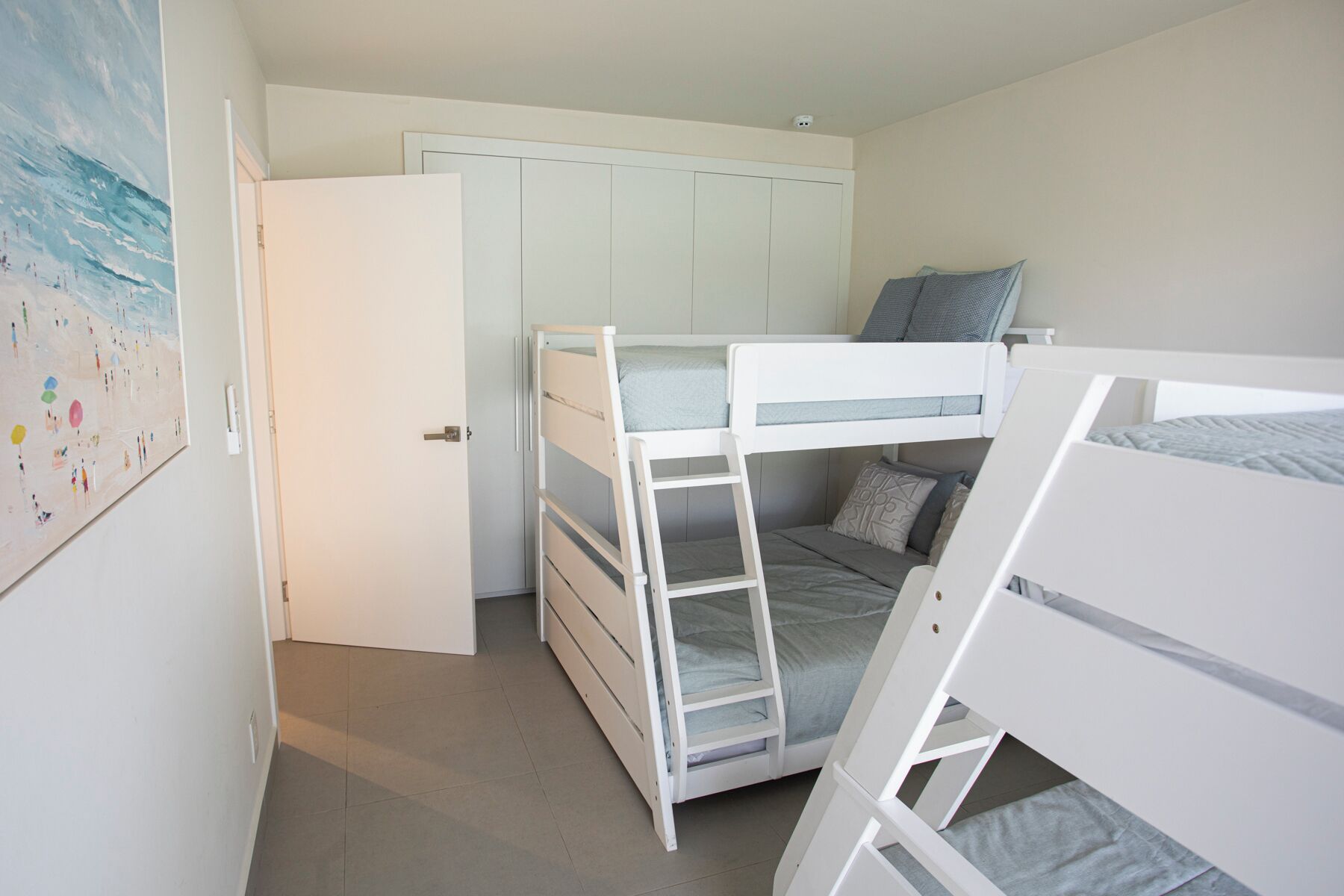 Deluxe-Apartment, 3 Schlafzimmer, eingeschränkter Meerblick, zum Garten hin | Hochwertige Bettwaren, Zimmersafe, Verdunkelungsvorhänge