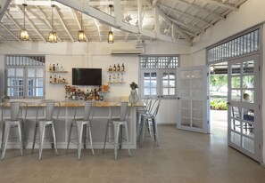 2 bars/lounges, poolside bar, beach bar - Villa Marina Hotel (Las Escobas del Venado)