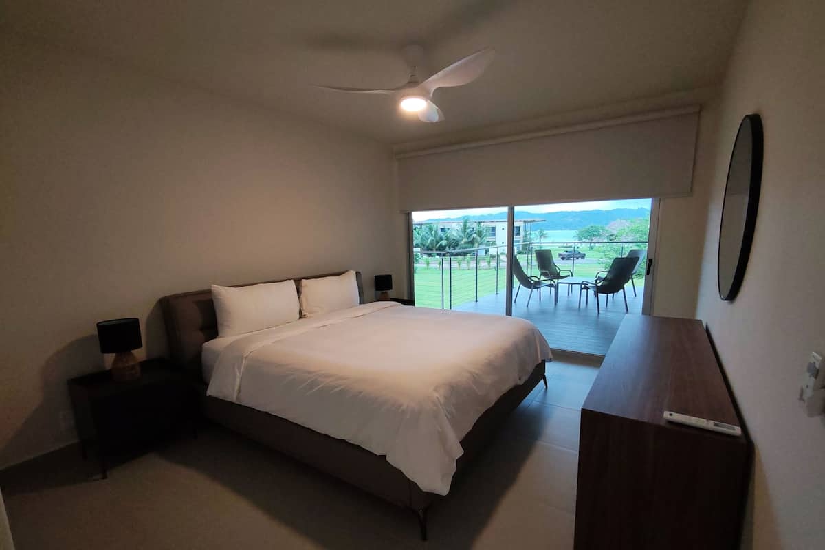 Ropa de cama de alta calidad y caja de seguridad en la habitación