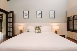 Habitación Deluxe, vistas al mar | Ropa de cama de alta calidad, caja fuerte, cortinas opacas