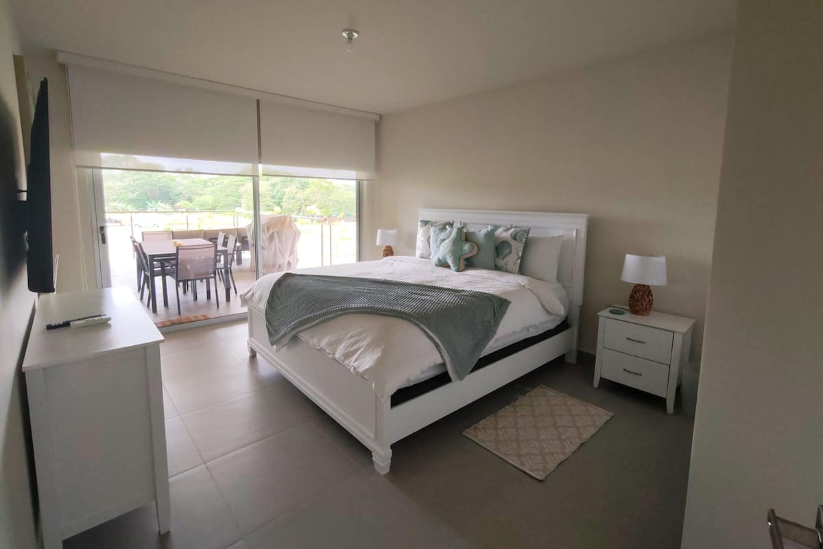 Ropa de cama de alta calidad y caja de seguridad en la habitación