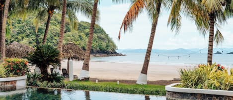 En la playa, sillas reclinables de playa, surf