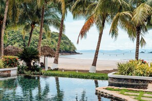 På stranden, solstolar och surfing/bodyboarding