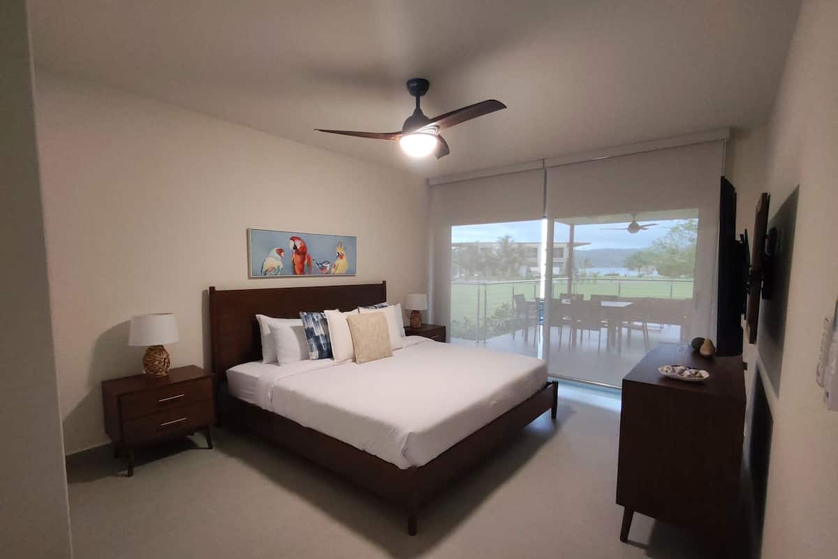 Ropa de cama de alta calidad y caja de seguridad en la habitación