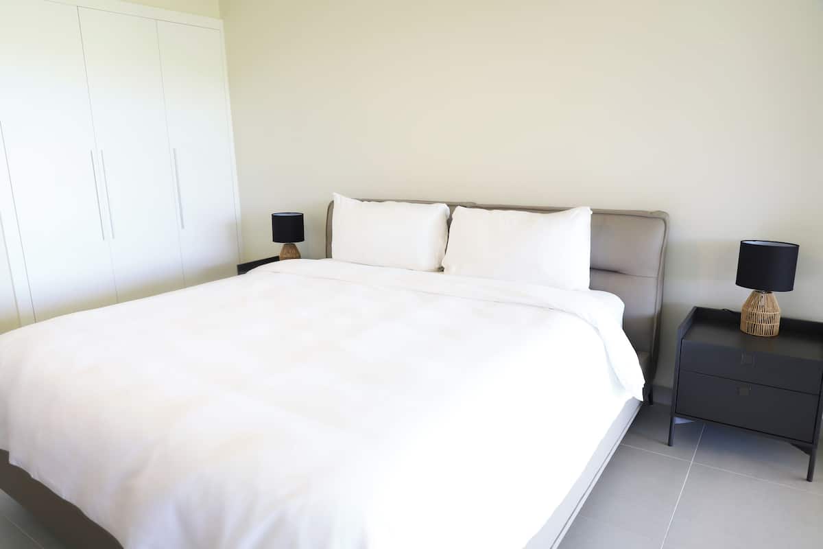 Deluxe appartement, 4 slaapkamers, gedeeltelijk uitzicht op oceaan, aan tuin | Luxe beddengoed, een kluis op de kamer, verduisterende gordijnen