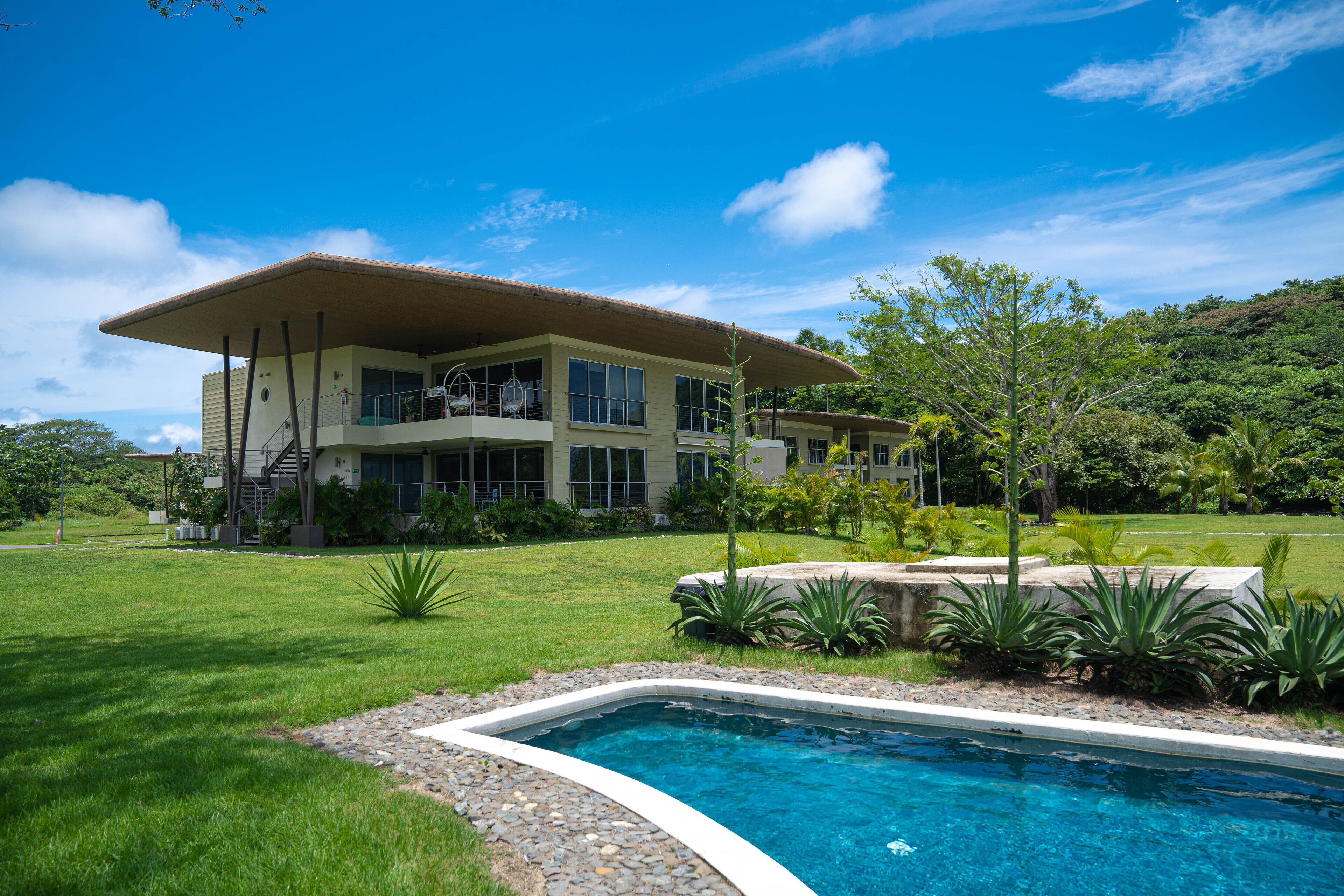 Alberca al aire libre, sombrillas en la alberca y camastros 