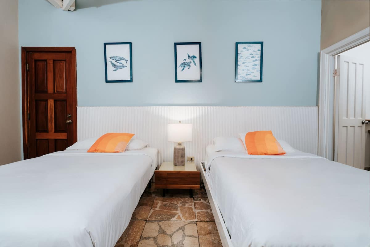 Habitación doble Deluxe | Ropa de cama de alta calidad y caja de seguridad en la habitación