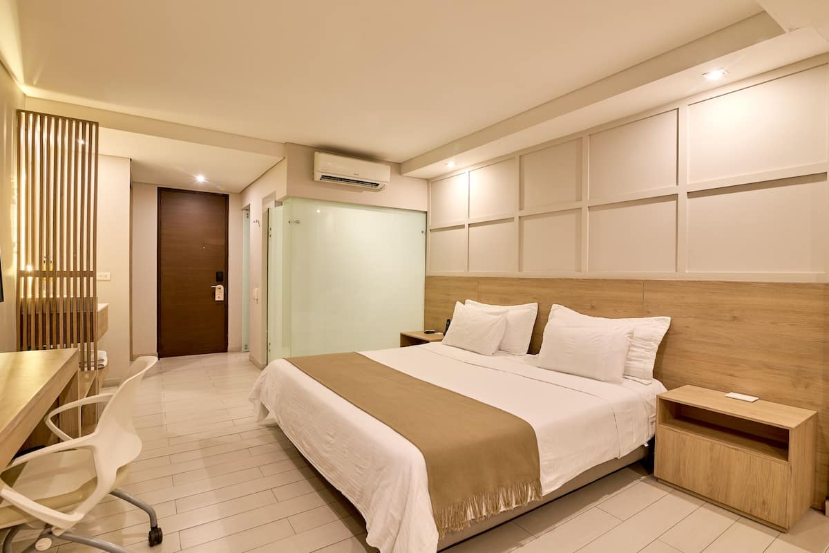 Ropa de cama de alta calidad y caja de seguridad en la habitación