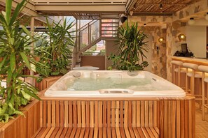 Tina de hidromasaje al aire libre