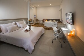 高级房, 热水浴缸 | 高档床上用品、客房内保险箱、办公桌、隔音