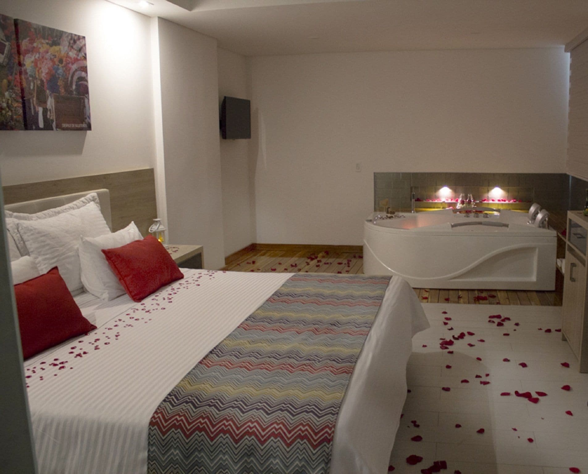 superior room, hot tub | premium bedding, in-room safe, desk, soundproofing