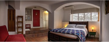 Ropa de cama de alta calidad y caja de seguridad en la habitación 