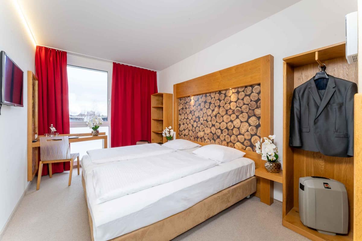Comfort Twin Room | Desk, soundproofing, iron/ironing board, free WiFi