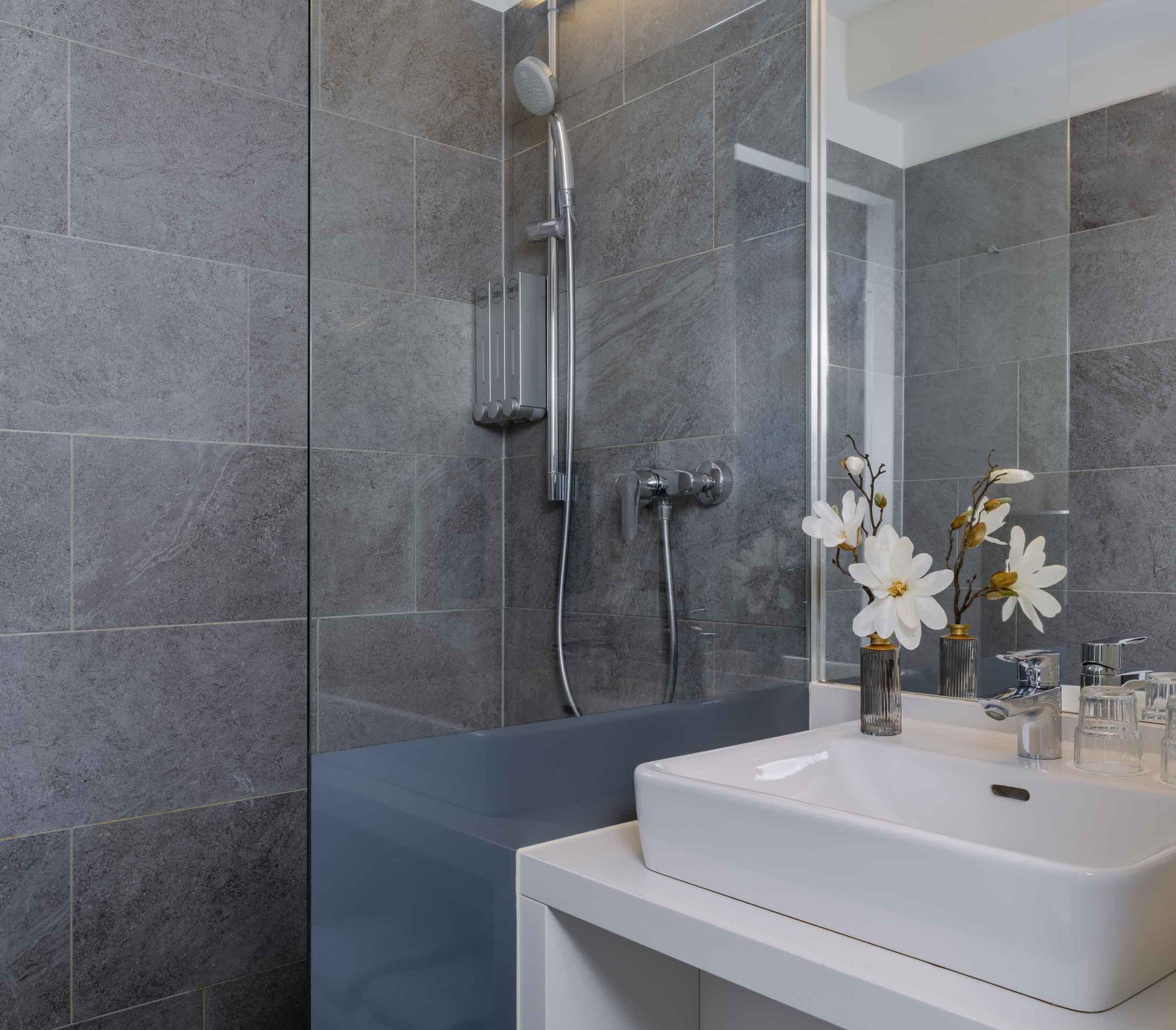 Standard-Zweibettzimmer | Badezimmer | Dusche, Haartrockner, Handtücher