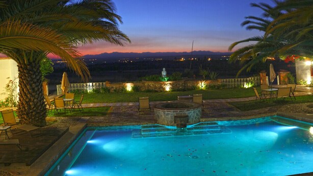 Outdoor pool, pool umbrellas, pool loungers - Hacienda Hotel Las Nubes (San Miguel de Allende)