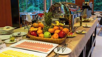 每日供應吃到飽早餐 (每人 USD8)