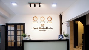 A hotel reception desk with a sign reading "Ferre MachuPicchu Hotel Boutique". - Hotel Ferre Machu Picchu (Machu Picchu)