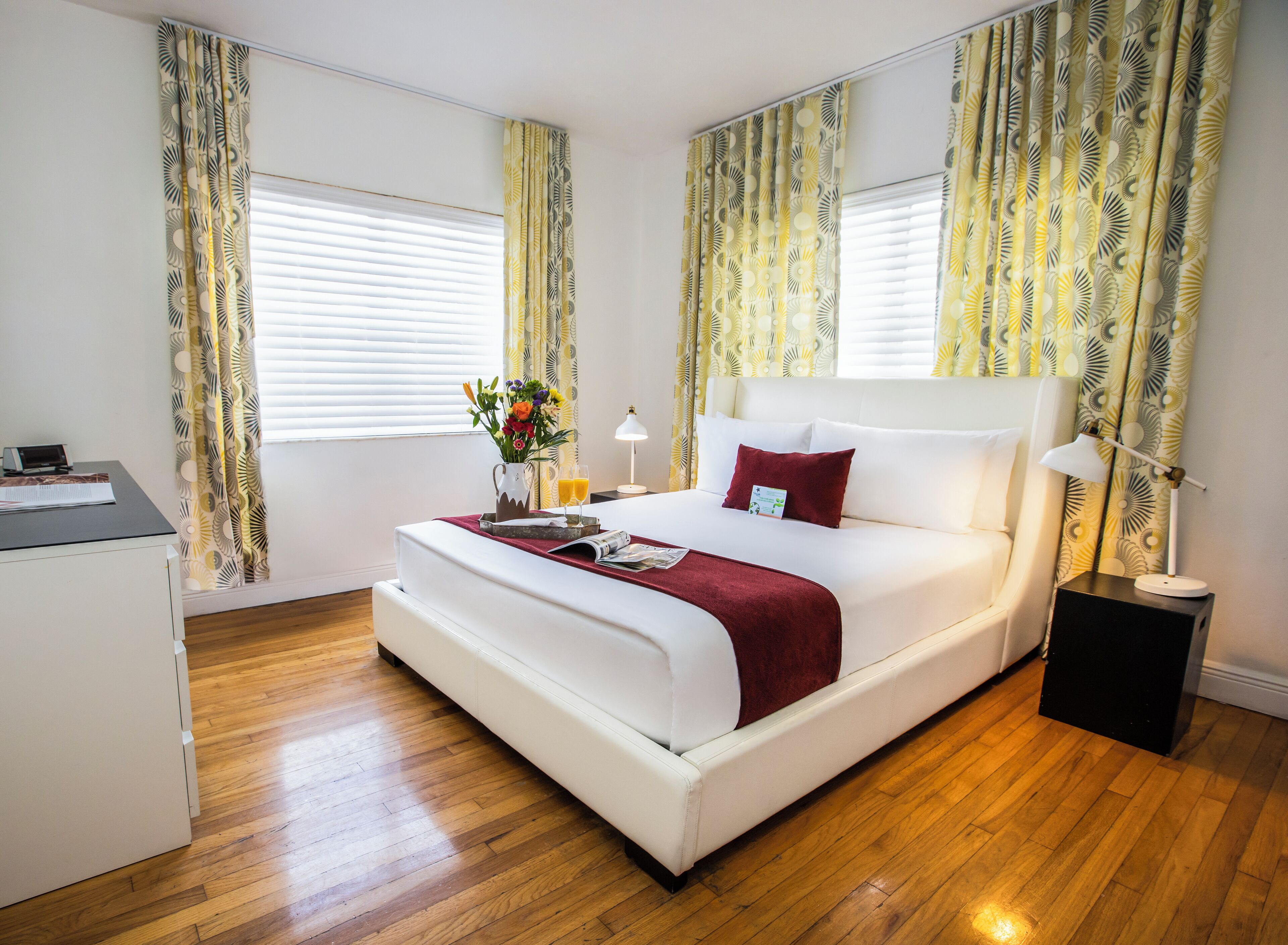 Chambre | Literie de qualité, lit avec matelas en mousse à mémoire, coffre-fort