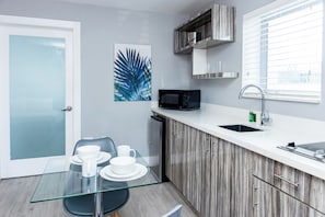 Studiolejlighed - 2 queensize-senge | Privat køkken | Køleskab/fryser i fuld størrelse, mikrobølgeovn, ovn, kogeplade