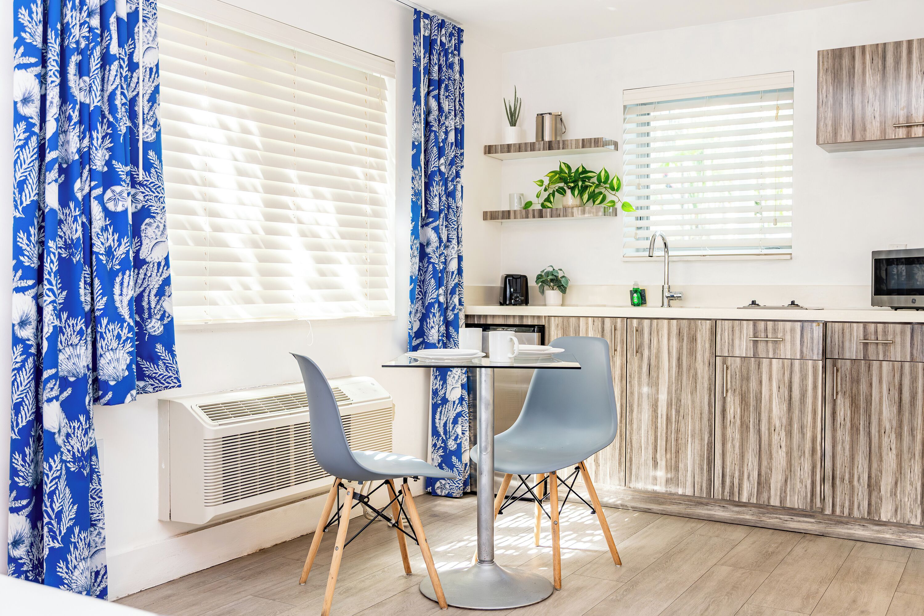 룸, 퀸사이즈침대 1개 | 전용 주방 | 대용량 냉장고, 전자레인지, 오븐, 쿡탑