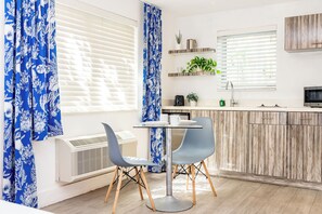 Chambre, 1 grand lit | Cuisine privée