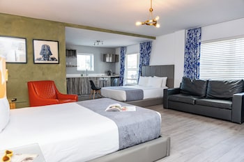 Studio Double Queen | Premium bedding, memory foam beds, in-room safe, laptop workspace at Beachside All Suites Hotel