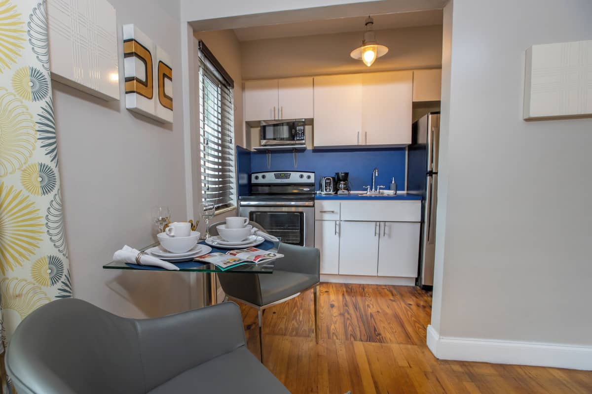 Chambre | Cuisine privée | Réfrigérateur grande capacité avec congélateur, four à micro-ondes