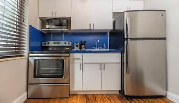 Studio Queen | Private kitchen | Full-size fridge, microwave, oven, stovetop at Beachside All Suites Hotel