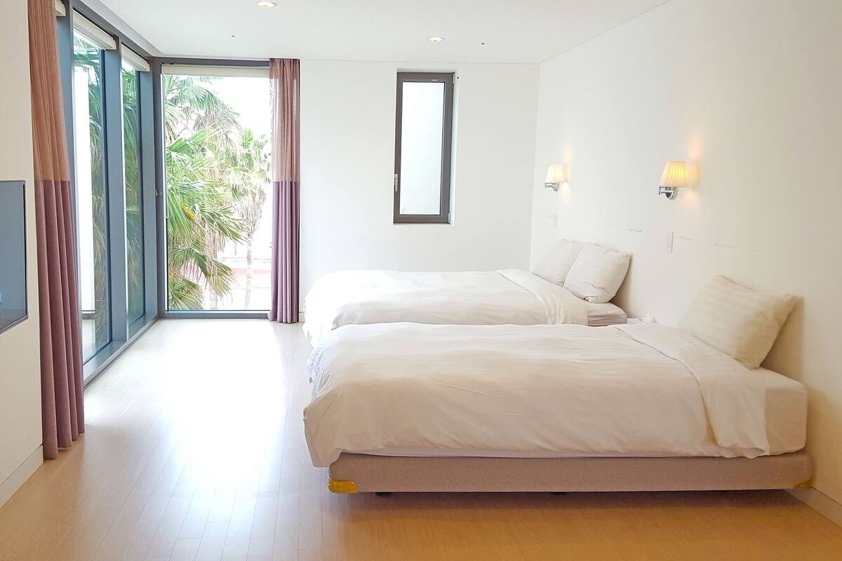 Ropa de cama de alta calidad, colchones con pillow-top y escritorio