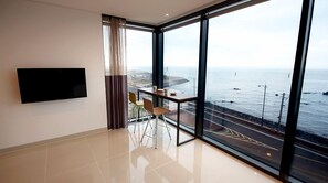 高級寢具、特厚豪華床墊、書桌、遮光窗簾/窗簾