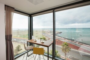 高級寢具、特厚豪華床墊、書桌、遮光窗簾/窗簾