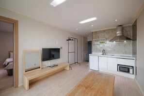 Suite familiar, 2 habitaciones | Cocina privada | Refrigerador, microondas, parrilla de estufa y cafetera y tetera 