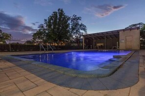 Kolam renang outdoor, dengan kursi berjemur