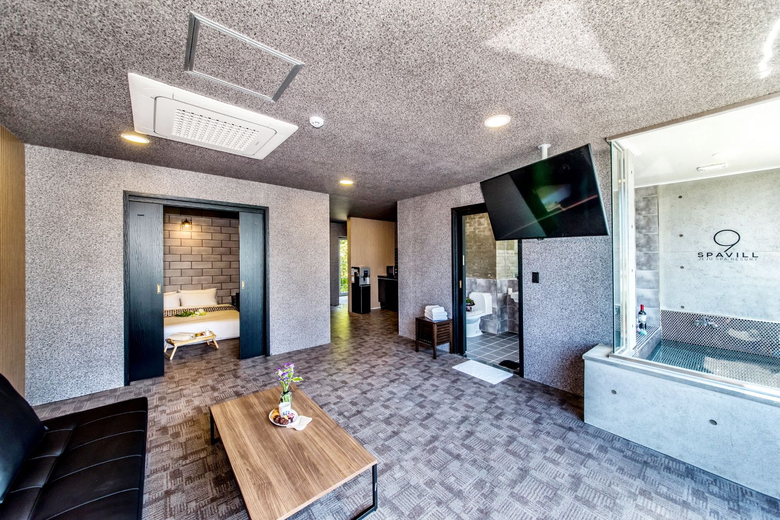 family room, jetted tub | desk, free wifi