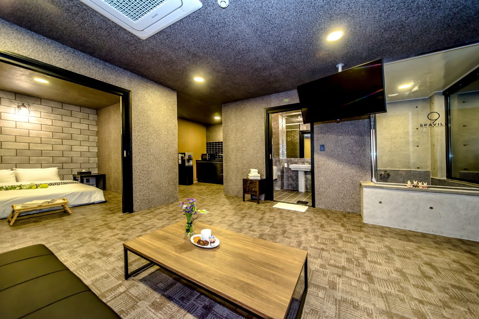 family room, jetted tub | desk, free wifi