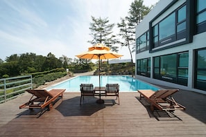 Kolam renang outdoor