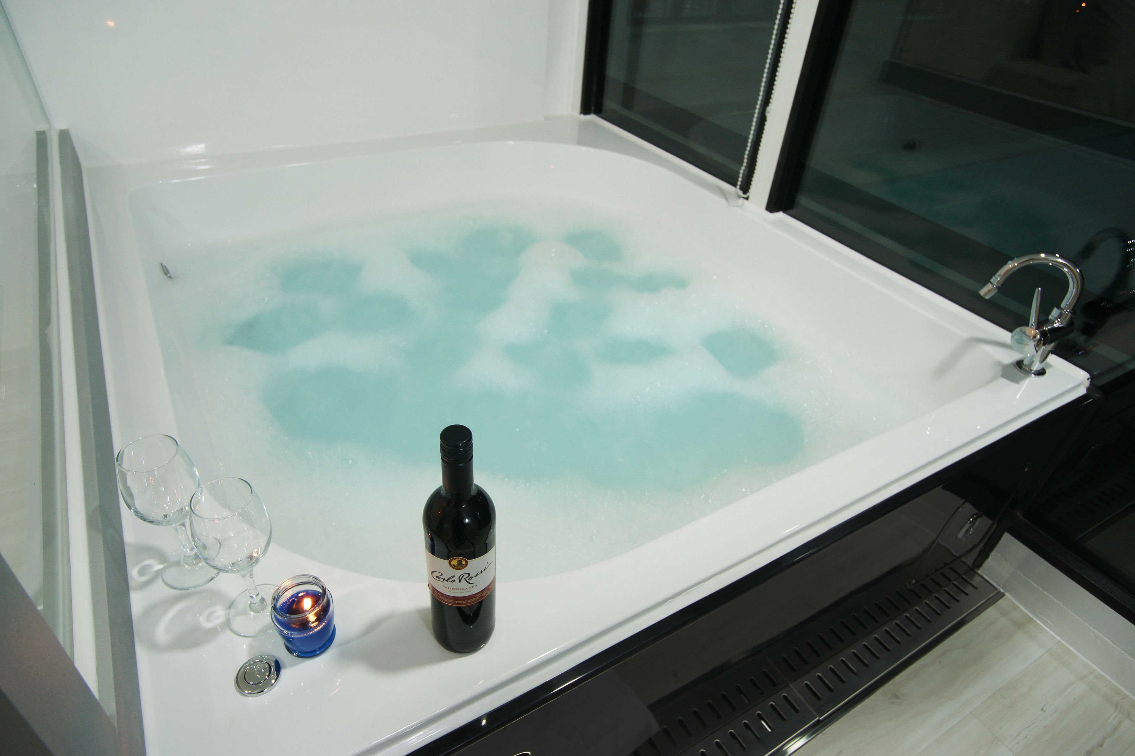 suite, jetted tub | spa