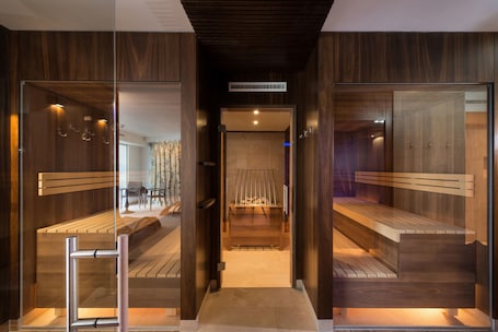 Un sauna, una bañera de hidromasaje, baño turco, baño turco/hammam